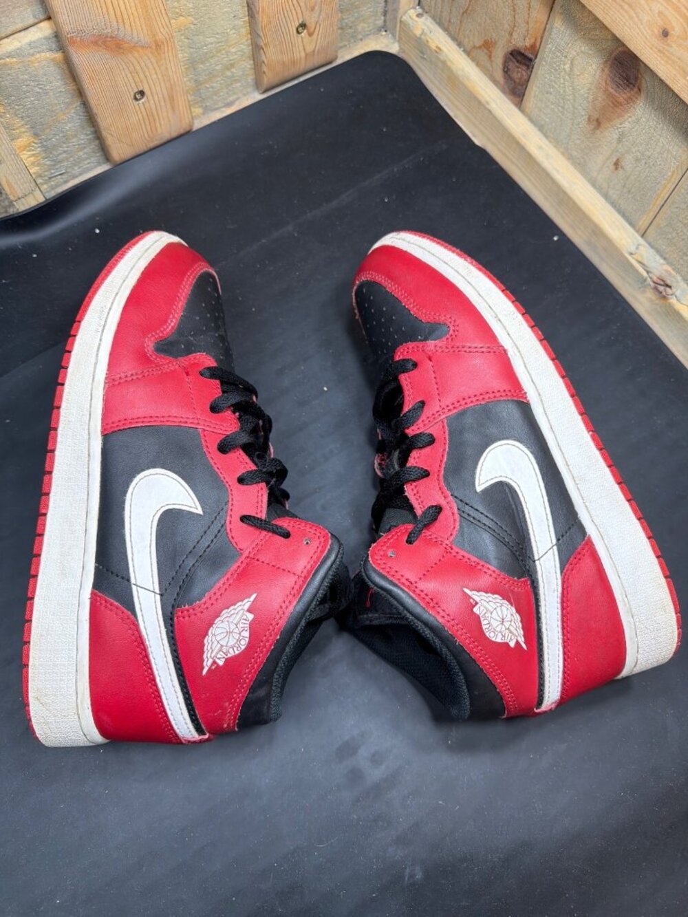 Air Jordan 1 Mid Bred Toe GS Youth 6.5Y Sneakers Red Black DQ8423-061 - Picture 7 of 9